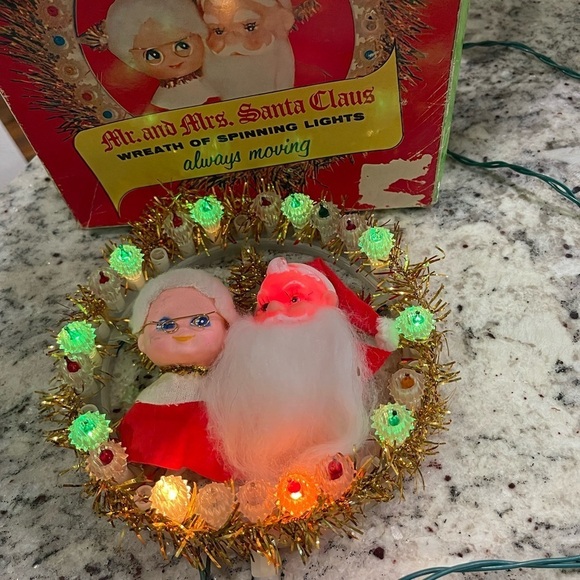 Mr. and Mrs. Santa Claus Wreath of Spinning Lights Vintage 1973 In Original Box - Picture 1 of 8